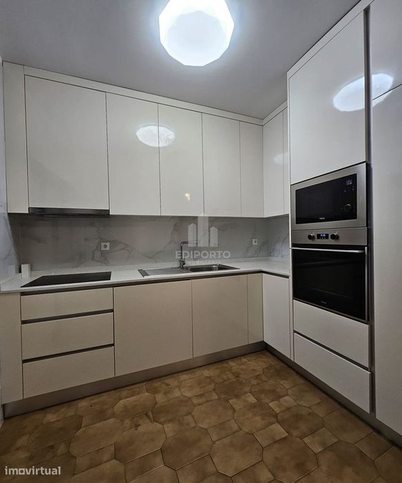 Excelente T2 com garagem e varanda  a escassos metros do Metro Santo O