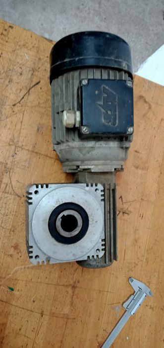 Silnik elektryczny z reduktorem