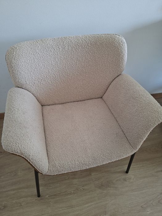 Cadeirão beige e madeira