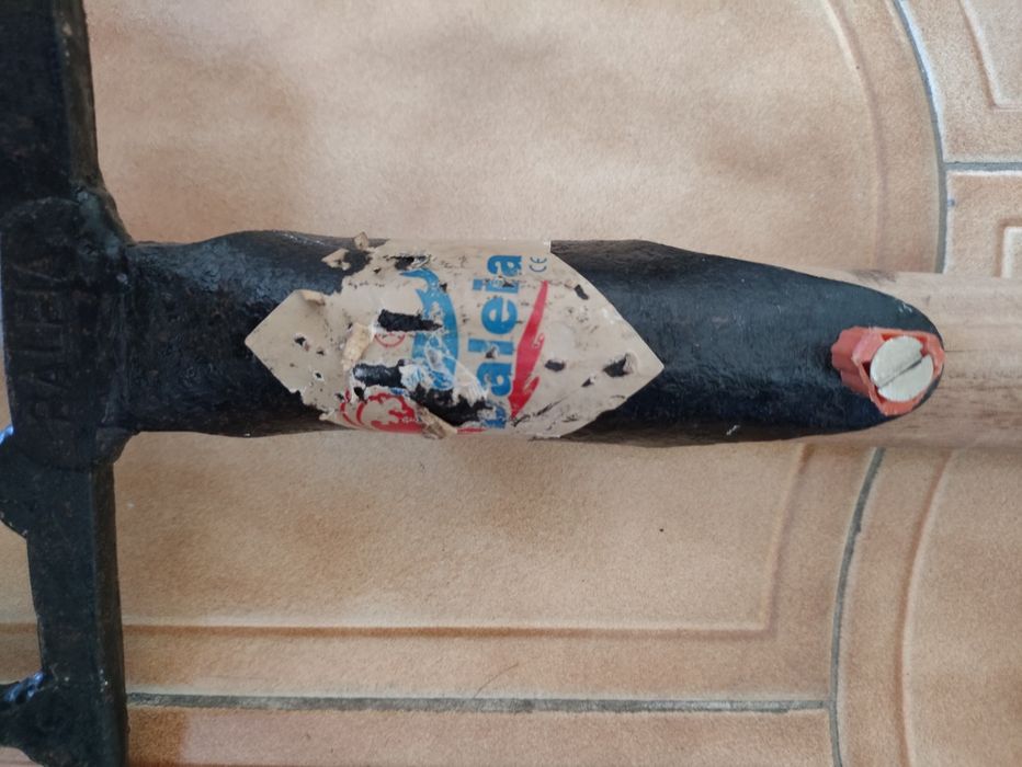 Forquilha nova de 6 dentes,cabo incluído no preço .
Cabo incluído no p