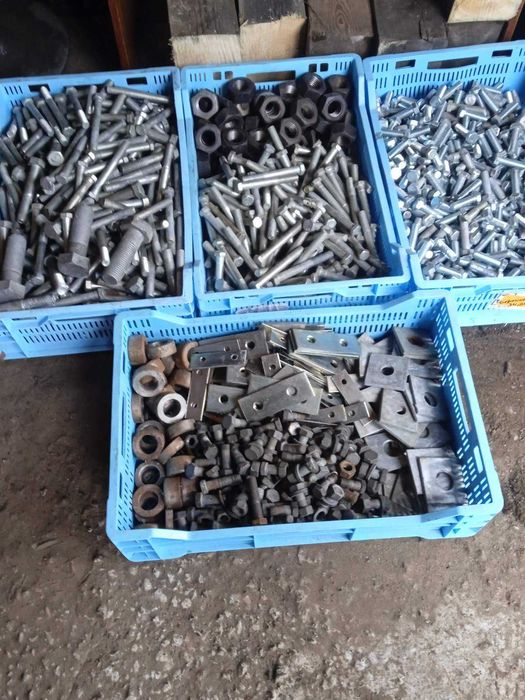 Болти гайки на вагу. Великі розміри