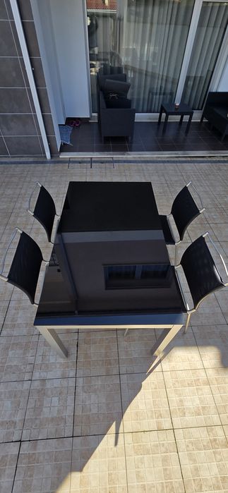 Mesa de cozinha com cadeiras
