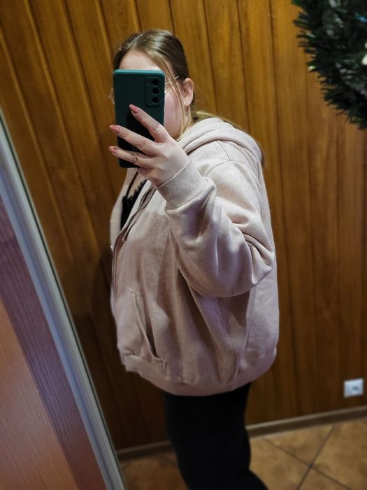 różowa bluza z kapterem