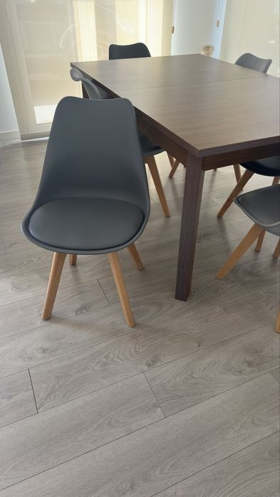 Conjunto Mesa de refeiçöes + cadeiras