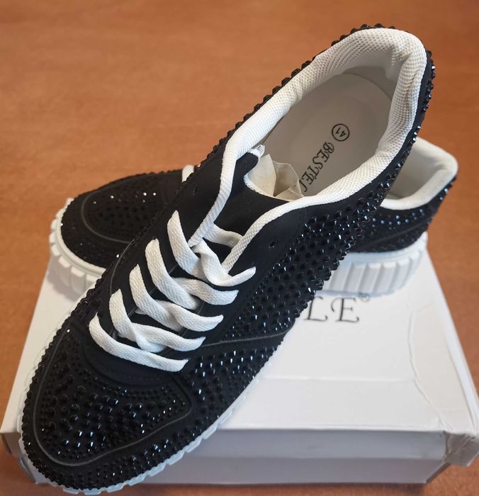 Czarne sneakersy z cyrkoniami na platformie