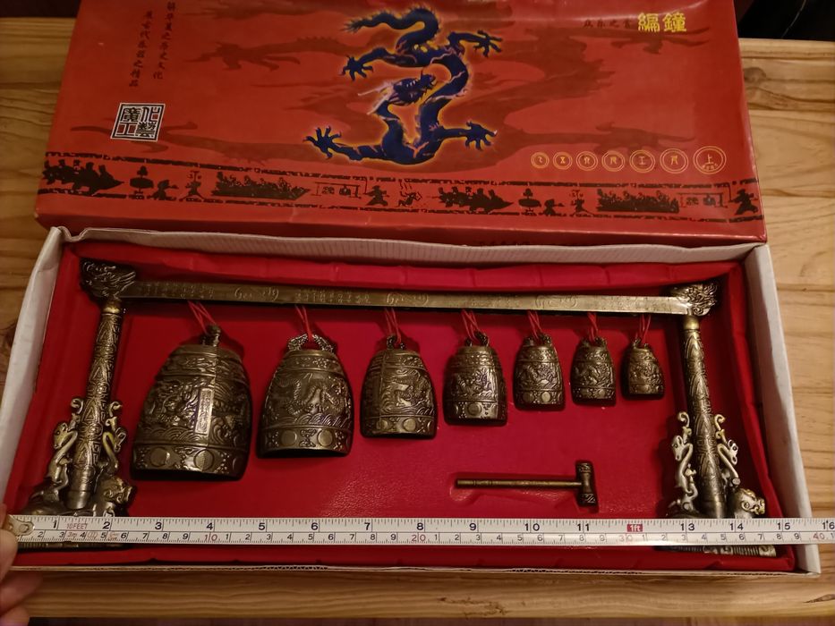 Sinos chineses de metal antigo