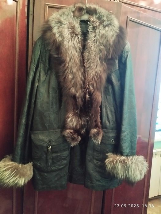 Шкіряна жіноча куртка з хутром чорнобурки,розмір52-56р.
