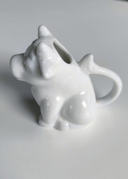 Biały porcelanowy mlecznik w kształcie krówki
