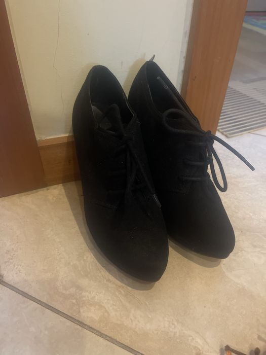 Sapatos pretos com cordoes