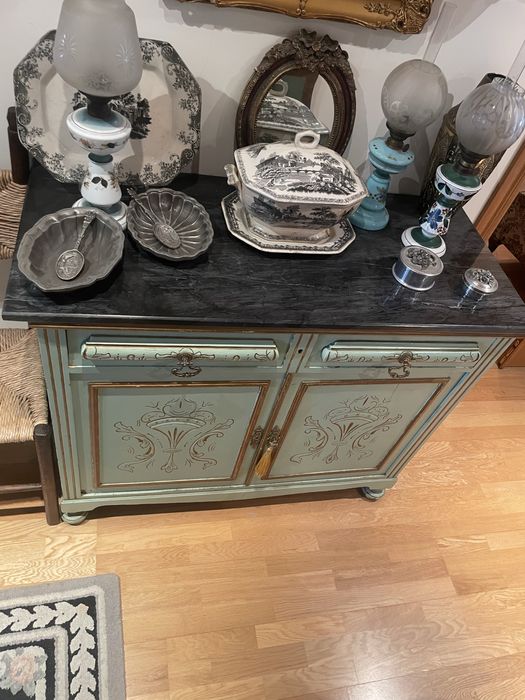 Móvel de Madeira com Tampo em Mármore