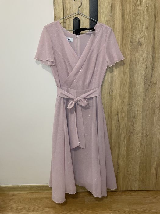 Różowa brokatowa sukienka