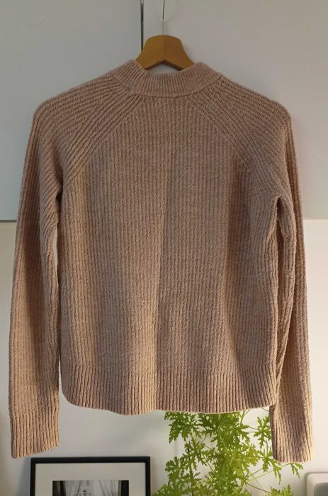 Minimalistyczny beżowy sweterek H&M