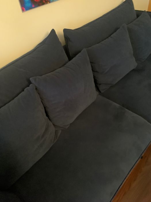 Sofa z poduchami granat