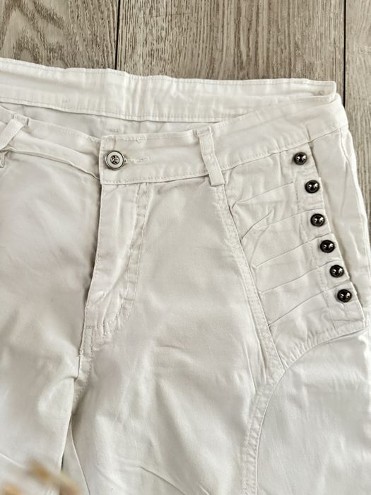 Biale szorty z dżetami