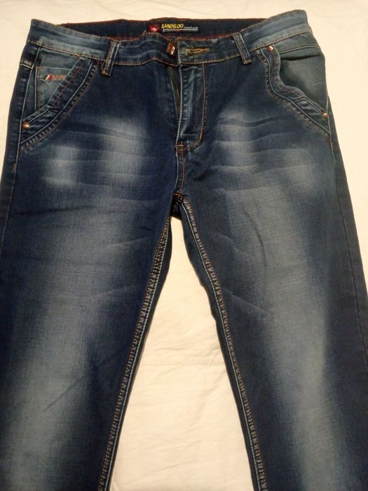 Джинси синього кольору