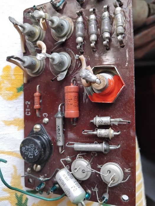 Платы с радиодеталями времен ссср.