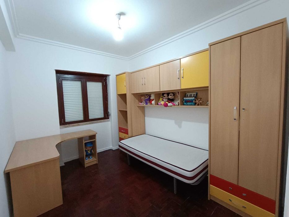 Roupeiro com quatro peças, modular, e uma secretária para criança.