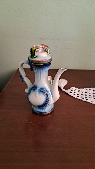 Bule floreado de porcelana