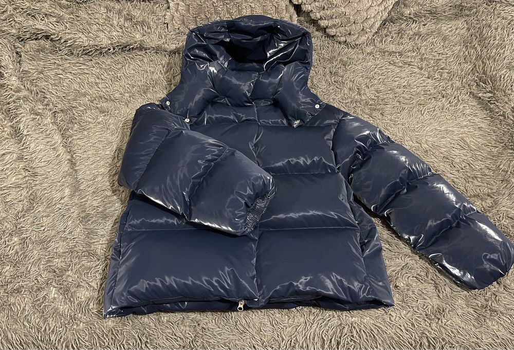 Темно-синій зимовий пуховик
