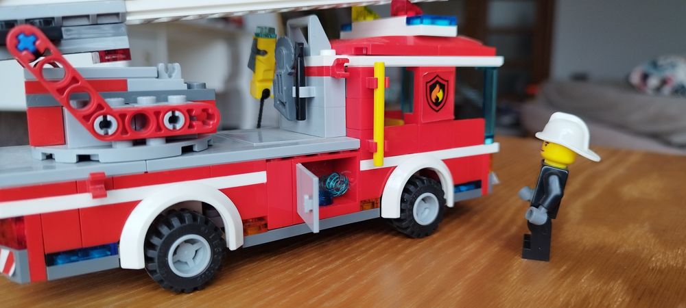 Sprzedam LEGO City 60107 Wóz strażacki z drabiną