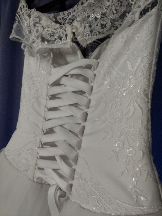 Весільна сукня біла