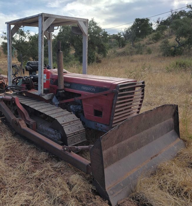 Massey Ferguson 174C de Rastos c/ Lâmina e Riper – Muito Estimada
