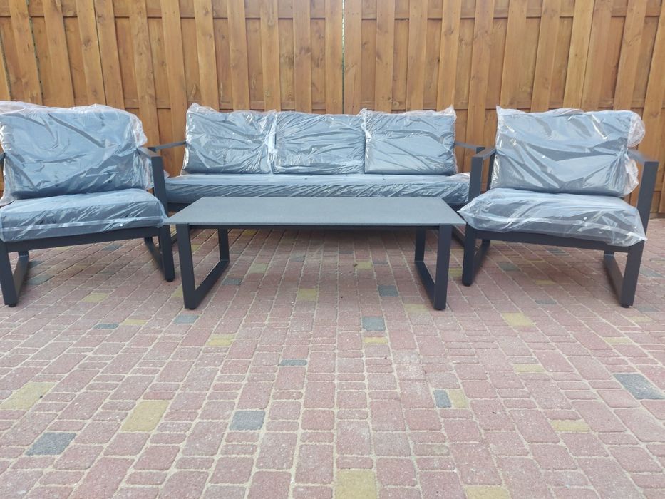 Dostępny zestaw meble ogrodowe Vonge sofa dwa fotele, stolik.