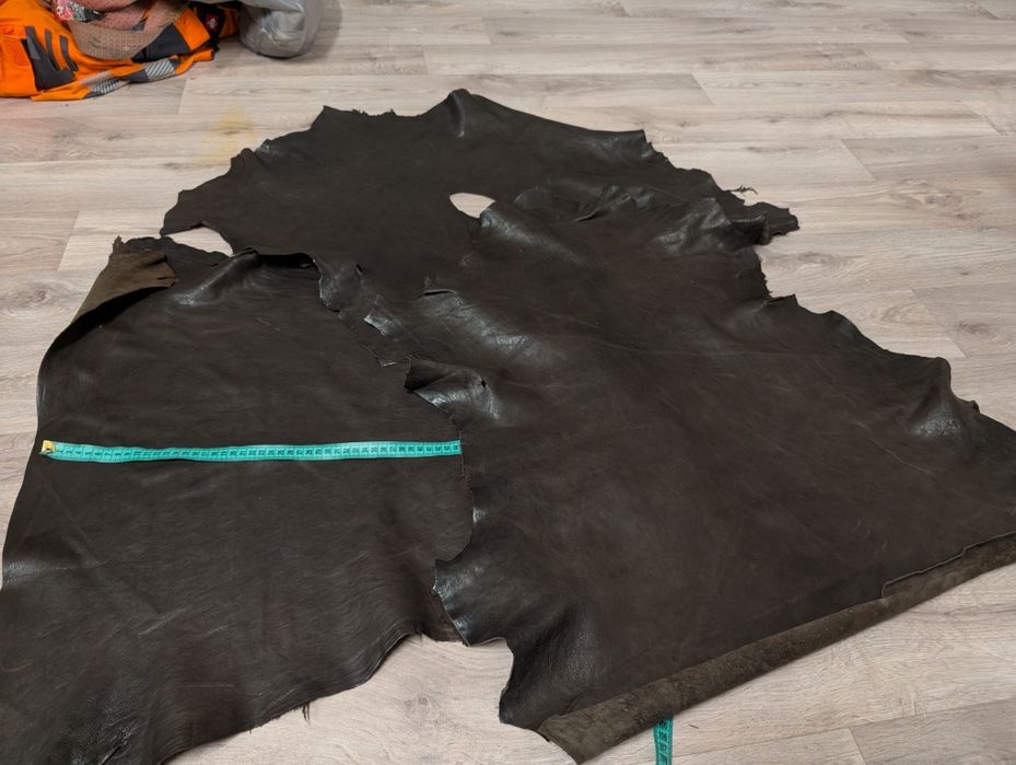 3 brązowe skóry i 1 zielona