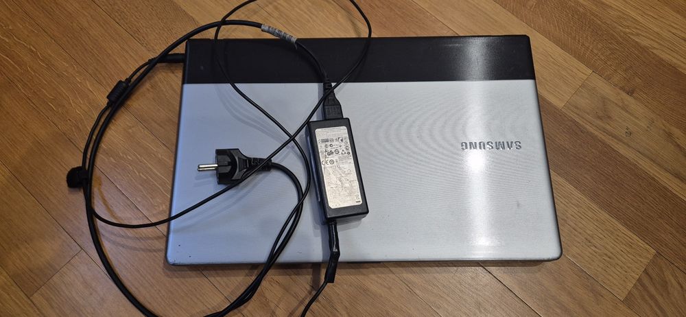 Samsung NP300E7A 17,3" i3 / 8GB / 128GB / Win10 + zasilacz