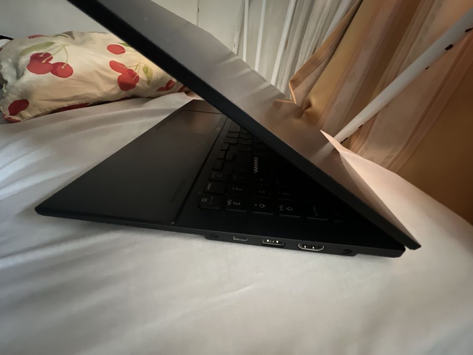 Vendo ASUS VivoBook Go 15 15.6", modelo E1504FA-R57BLHDPS1, em bom estado e totalmente funcional.