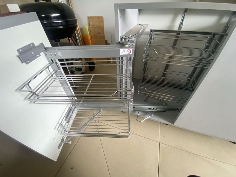 Szafka narożna z koszem cargo