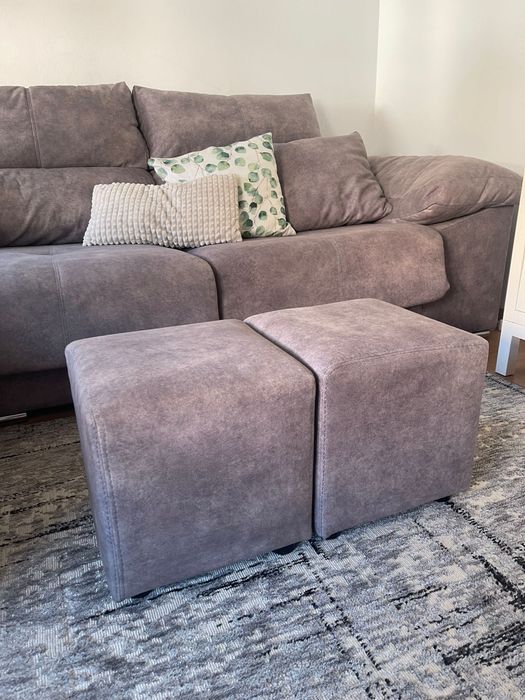 Sofá moderno com chaise longue, extensível e puffs incluídos!