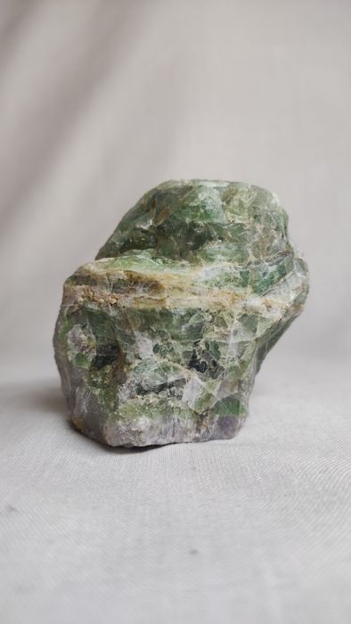 Натуральный камень флюорит.