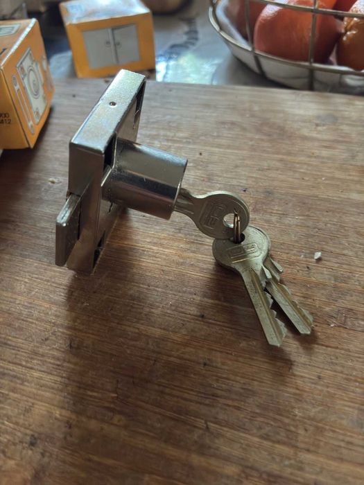 Zamek meblowy wierzchni ZM1 2 sztuki