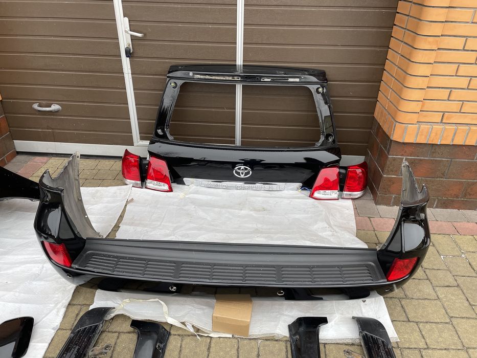 Бампер задній Тойота LC200 2007-2011р.в.