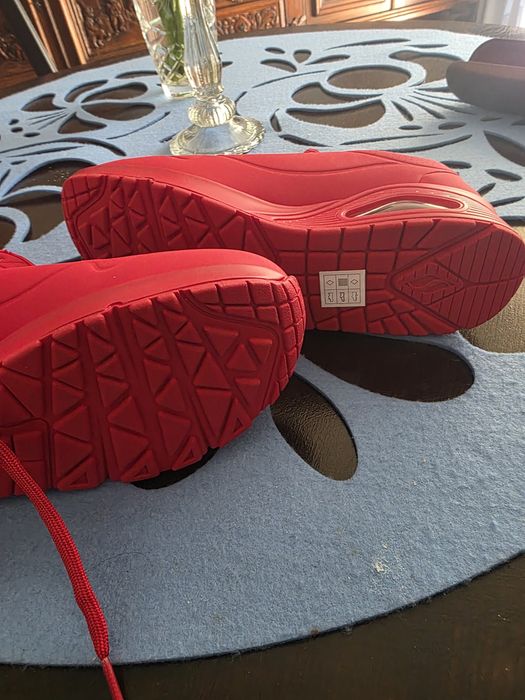Czerwone skechersy
