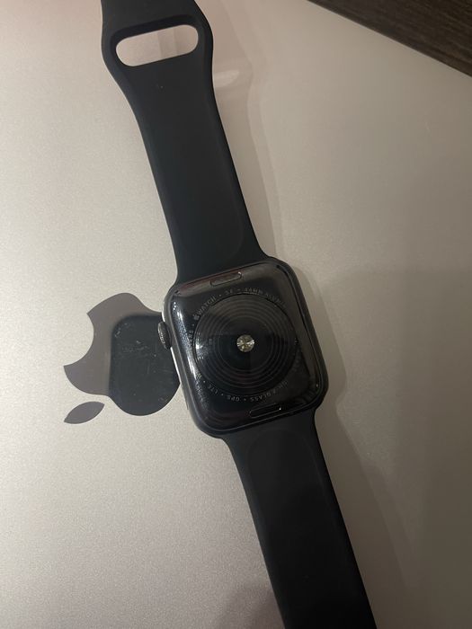 Apple Watch SE 44mm Space Gray Aluminum LTE / Cellular.