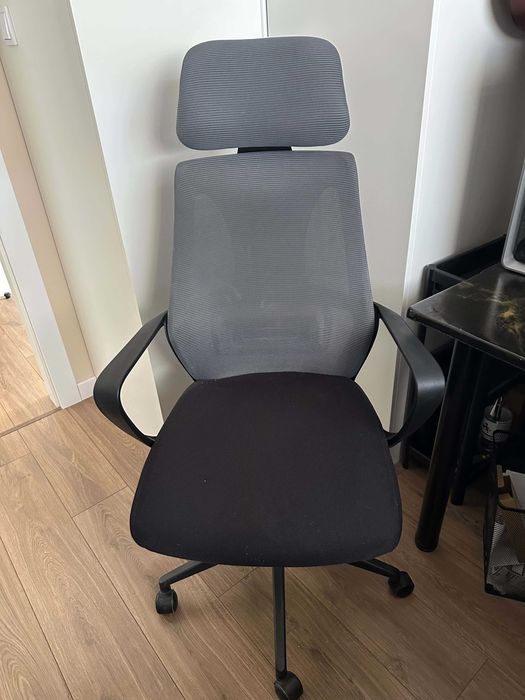 Biurowy fotel ergonomiczny – czarny, siatkowy