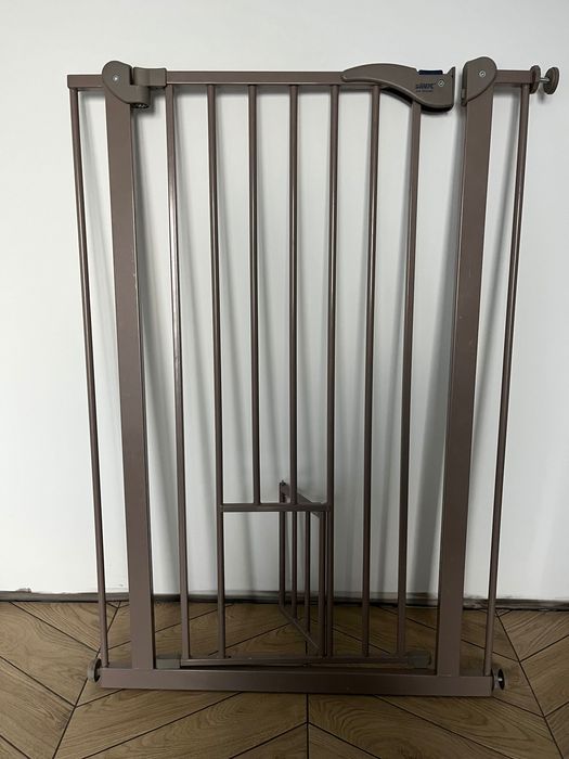 Barierka zabezpieczająca schody z drzwiczkami dla kota