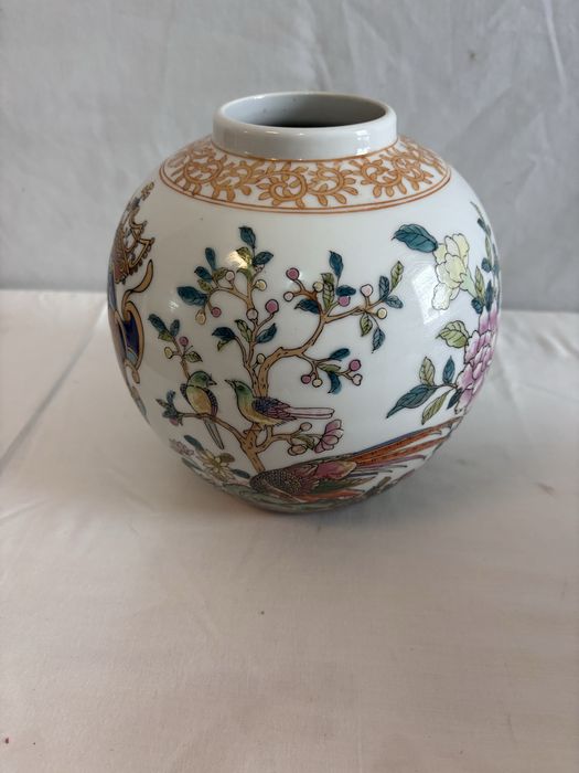 Marca Qianlong  Pote em porcelana chinesa do Século XIX, com as armas reais de Dom João V e Dona Mariana de Áustria