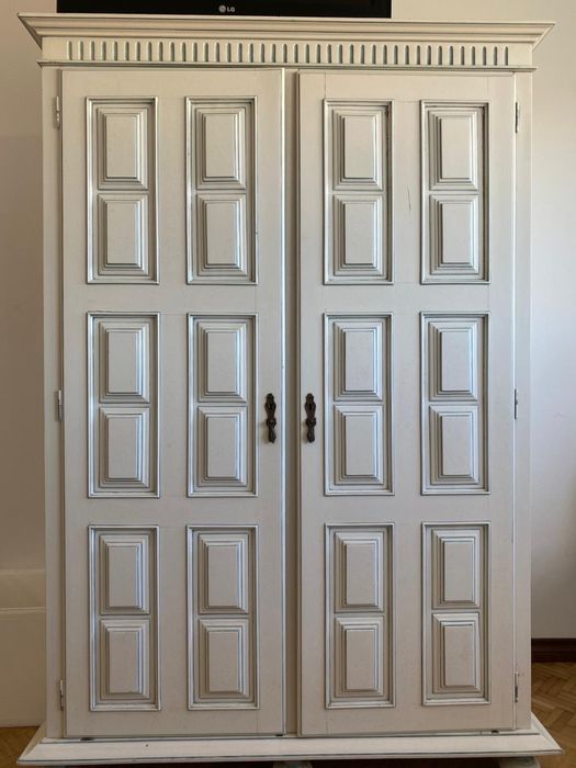 Armario roupeiro de madeira