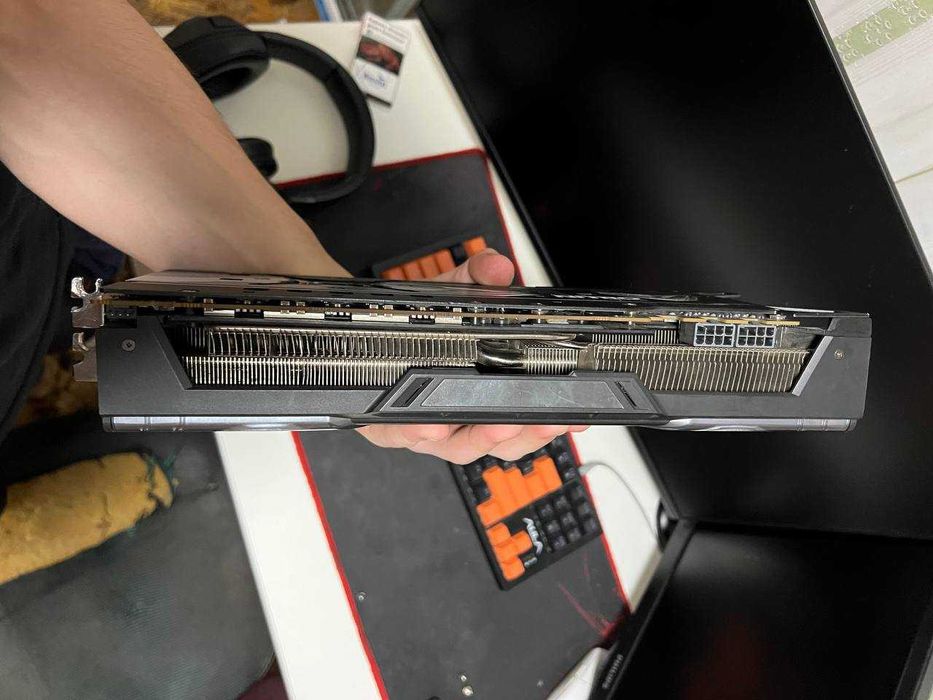 Відеокарта: Sapphire Nitro + Vega 64 8GB