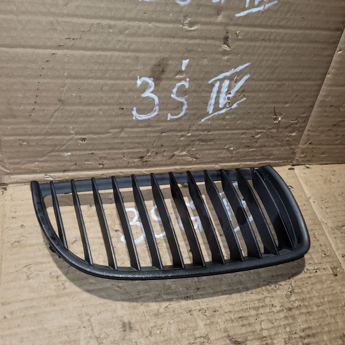 Grill atrapa nerka zderzaka przód prawa BMW Serii 3 E90 E91 2007r