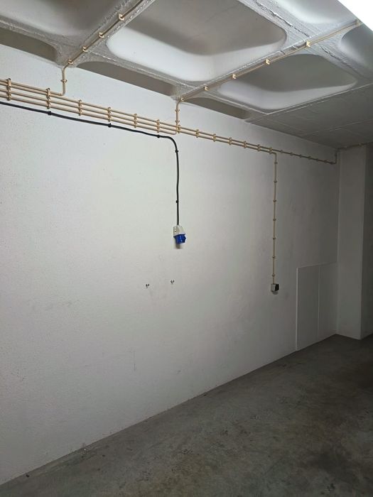 Garagem/Box Grande para Arrendar – Ideal para 2 Carros!