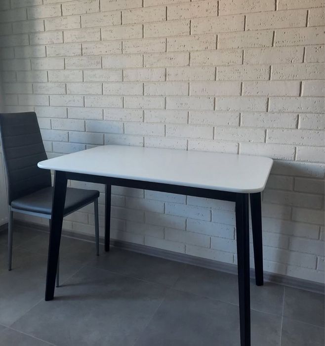 Стіл з натурального дерева