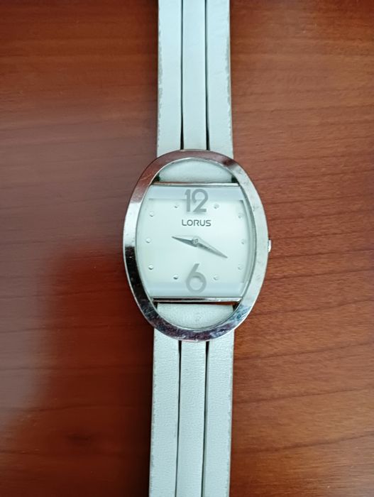 Lotus Watch.
Bracelet needs replacement.
Needs battery