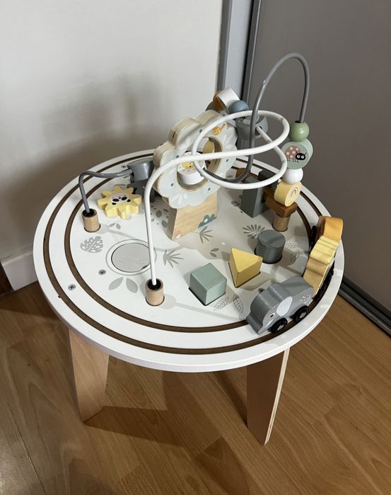 Okrągły drewniany stolik edukacyjny z magnetyczna kolejka i wyrzutnia