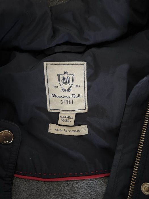 Casaco azul escuro da Massimo Dutti, cardado, com pelo no carapuço