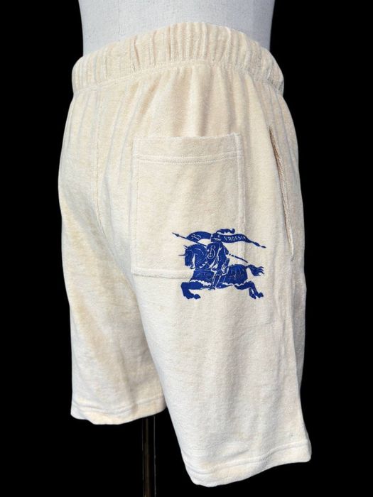 Чоловічий костюм burberry з шортами