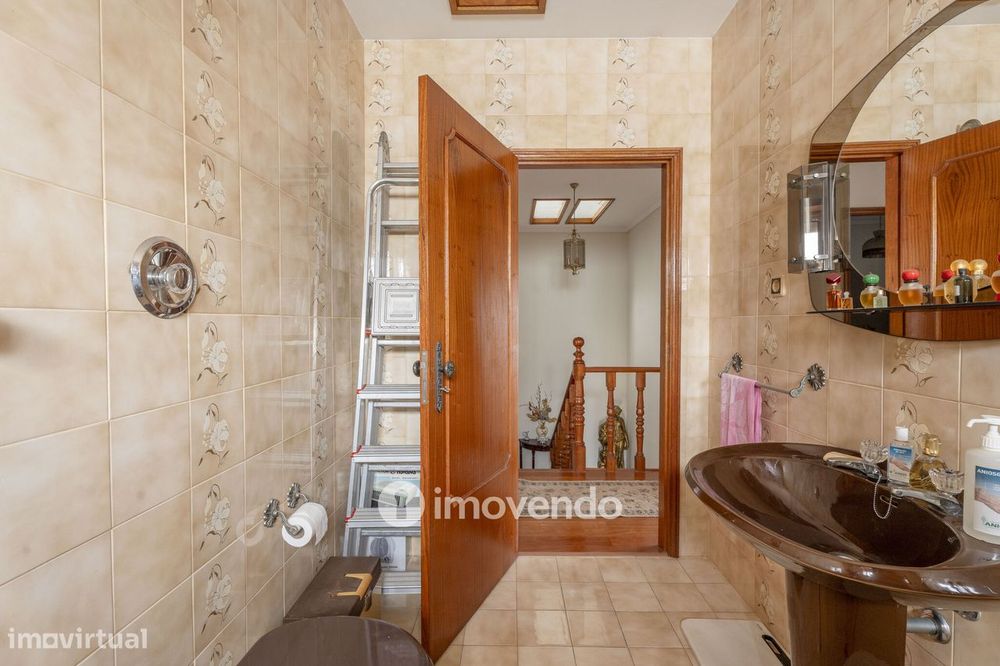 Moradia T4 com garagem, em Vila Nova da Telha, na Maia